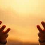 Coloque suas preocupações nas mãos de Deus e ore por tranquilidade.